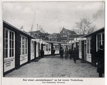300753 Afbeelding van enkele bezoekers op het Jaarbeursterrein op het Vredenburg te Utrecht tijdens de tweede Jaarbeurs.
